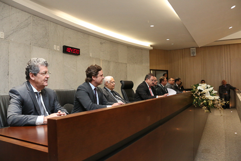 Fotografia de autoridades sentadas a mesa de solenidades