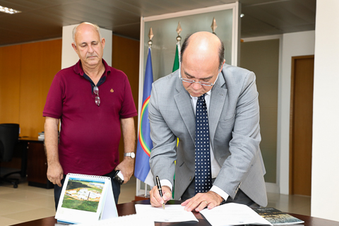 Fotografia do presidente Ivan Valença assinando termo de doação