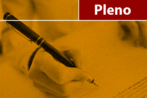 Ilustração mostrando uma mão segurando uma caneta, sobre um documento. A imagem contém o título “Pleno”