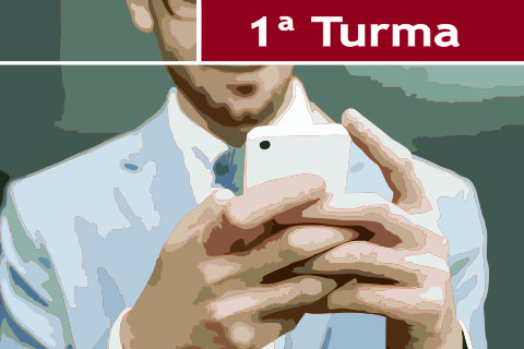 Ilustração representando uma pessoa mexendo no celular. contém texto &quot;1ª Turma&quot;