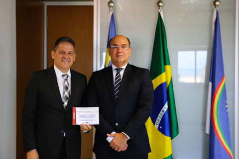 Fotografia dos presidentes do TRT6 e da AATP, como plano de fundo as Bandeiras do Brasil, Pernambuco e Recife