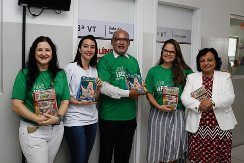 Fotografia de cinco pessoas segurando revistas do Abril Verde