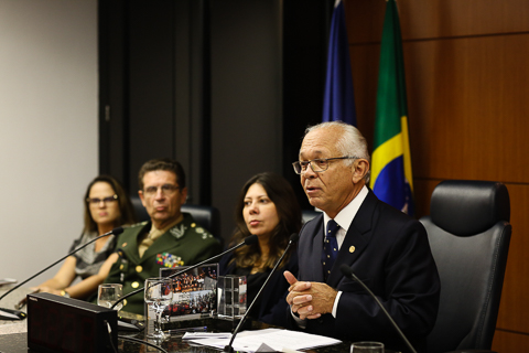 Fotografia do ministro Brito Pereira falando ao microfone