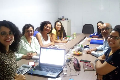 Foto do desembragdor Fábio Farias reunido com representantes do Sindicado dos Enfermeiros