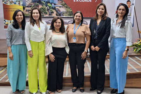 Foto da juíza do TRT6 no evento com outras participantes do encontro