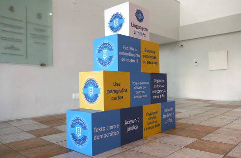 Foto da pirâmide da linguagem simples que está no edifício-sede do TRT6