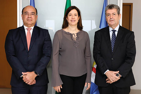 Ana Cláudia Petruccelli ladeada pelos desembargadores Ivan Valença e Valdir de Carvalho, presidente e vice-presidente do TRT-PE