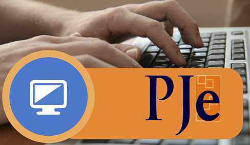 Logomarca do PJe e, por trás, ilustração de uma pessoa digitando em teclado de computador
