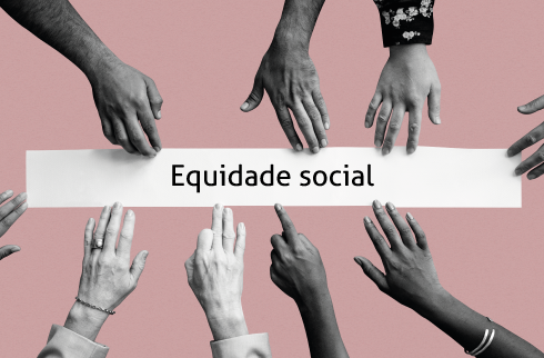 Uma diversidade de mãostocando uma tarja com a inscrição &quot;equidade social&quot;