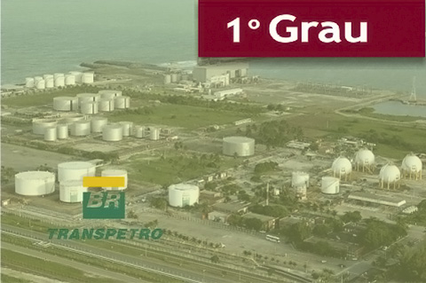 Ilustração com foto de uma refinaria, construída próxima ao mar. Contem texto &quot;1º grau&quot; e logomarca da Transpetro