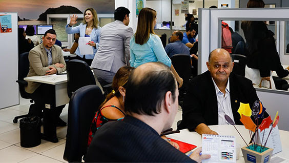 Foto da sala de audiências do Cejusc Recife cheia de pessoas participando da Semana da Execução