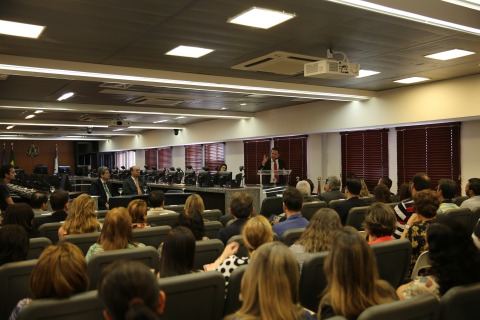 Fotografia do desembargador Pugliesi discursando em púlpito na Sala de Sessões do Pleno 