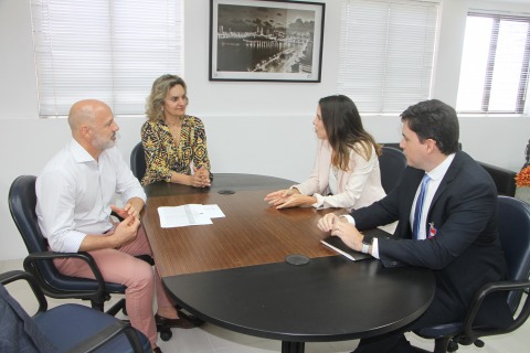 Fotografia de pessoas em reunião de trabalho