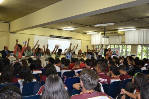 Fotografia de estudantes fazendo uma apresentação dentro de sala de aula