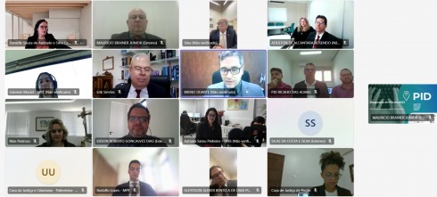Tela do computador com várias pessoas participando de uma reunião por videoconferência