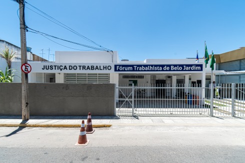 Foto mostra a fachada da Vara de Belo Jardim, com paredes brancas e muro cinza