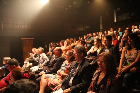 Fotografia de pessoas sentadas na plateia