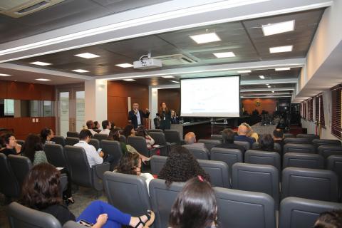foto do chefe Luiz Eduardo fazendo uma apresentação no telão, em um auditório