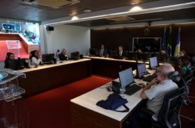Foto da sessão de conciliação que encerrou a greve da Compesa