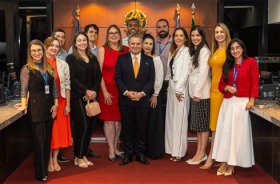 Fotografia de um grupo de 14 adultos perfilados no Tribunal Pleno do TRT6
