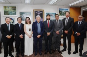 Grupo de oito adultos reunidos no Gabinete da Corregedoria do TRT6