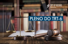 Balança e martelo da Justiça sobre mesa, com livros ao fundo e texto Pleno do TRT-6