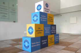 Foto da pirâmide da linguagem simples que está no edifício-sede do TRT6