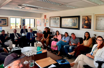 Foto onde aparece um grupo formado por 12 pessoas, sentadas em círculo, no gabinete da Corregedoria do TRT6