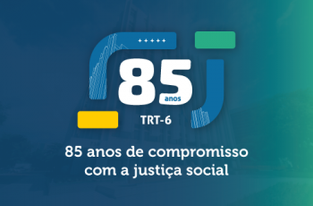 Arte azul tem um selo comemorativo no centro com o texto 85 anos do TRT6