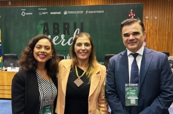 Foto do desembargador Virgínio Henriques de Sá e Benevides, da juíza Sarah Yolanda Alves de Souza e da juíza Luciana Conforti