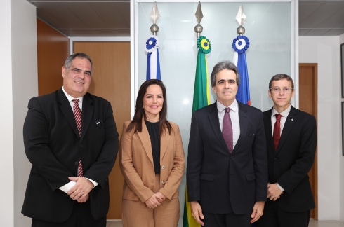 Fotografia onde aparecem três homens e uma mulher perfilados na Presidência do TRT6
