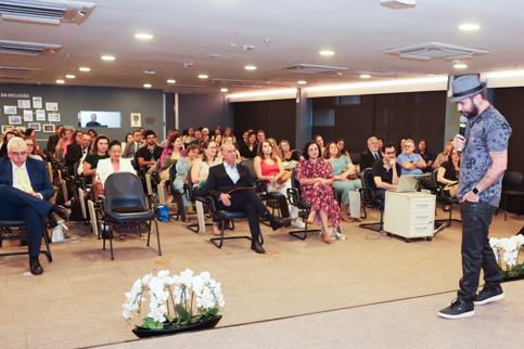 Foto do palestrante falando para o público