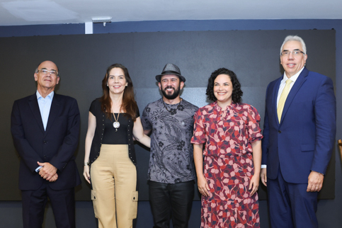 Foto de representantes da Ejud6 com o palestrante