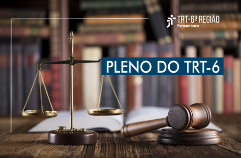  Balança da Justiça e martelo sobre mesa, com livros ao fundo e texto Pleno do TRT-6