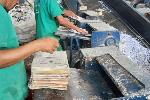 Foto da trituração de documentos para descarte do TRT-6