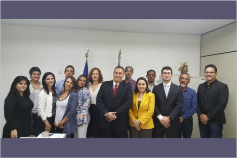 Fotografia de 14 pessoas, em pé, olhando para câmera