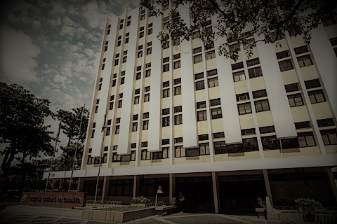 Fotografia da fachada do prédio sede do TRT-PE com filtro de imagem para parecer uma fotografia envelhecida