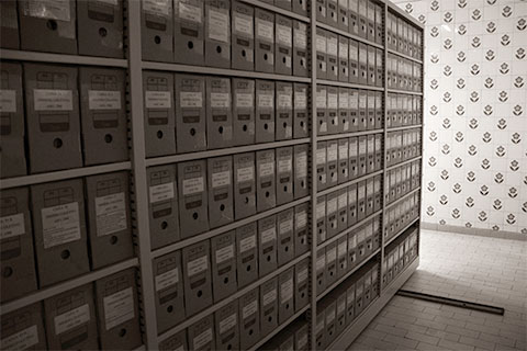 Foto das estantes do Memorial do TRT6, cheia de caixas de arquivo