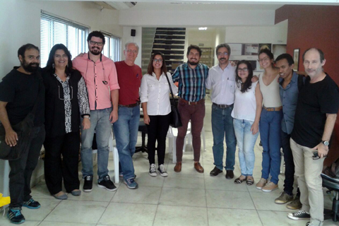 Fotografia de 11 pessoas, em pé, olhando para câmera