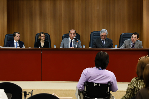 Foto da mesa de honra. Cinco autoridades sentadas.