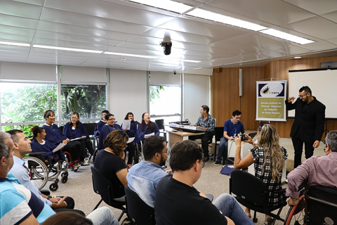 Foto de pessoas cadeirantes integrantes do coral.