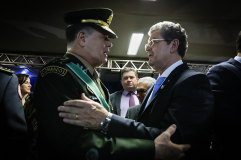Fotografia de um militar do Exército recebendo cumprimentos de uma autoridade civil