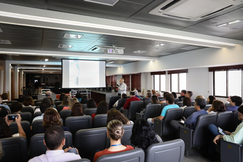 Fotografia de pessoas assistindo a uma palestra