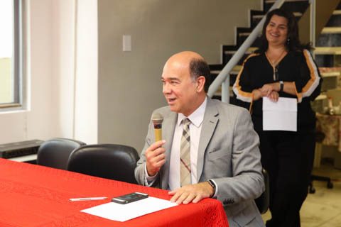 Fotografia do presidente Ivan discursando