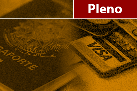 Ilustração com passaporte e cartões de crédito. Contém texto &quot;Pleno&quot;