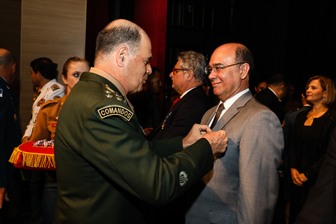 Fotografia de um militar colocando uma medalha no terno do presidente do TRT-PE