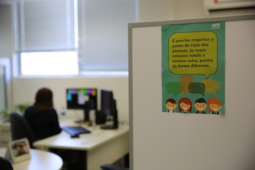 Fotografia de um cartaz com os dizeres &quot;É preciso respeitar o ponto de vista das pessoas, às vezes estamos vendo a mesma coisa, porém de forma diferente&quot;