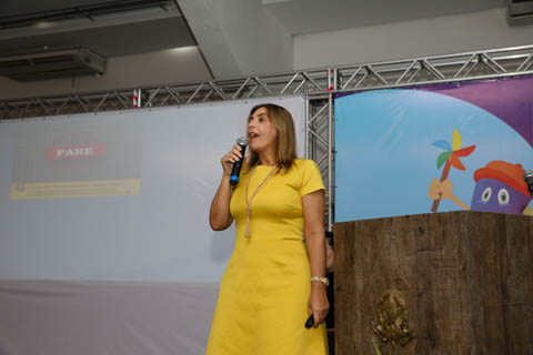 Fotografia da juíza Luciana Conforti em palestra