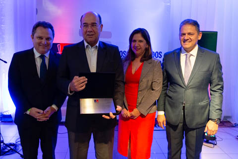  Desembargadores do TRT-PE Eduardo Pugliesi e Ivan Valença (presidente); tesoureira da OAB-PE, Silvia Nogueira; e presidente da AATP, Max Maciel. O presidente Ivan segura uma placa de homenagem