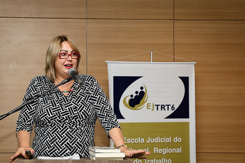 Juíza Andréa Keust no púlpito fala ao microfone